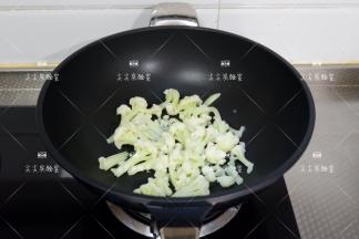 起锅热油，加入菜花煸炒至干燥微焦