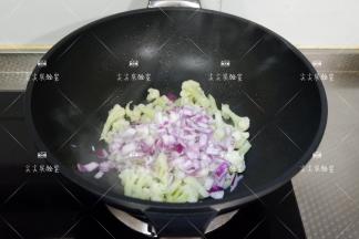 加入洋葱翻炒出香味