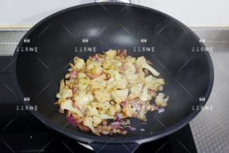 撒上干料，迅速翻炒均匀，关火撒上香菜段，拌匀即可