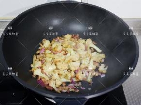 撒上干料，迅速翻炒均匀，关火撒上香菜段，拌匀即可