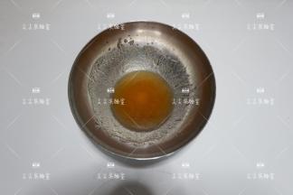 转化糖浆、玉米油、枧水，混合拌匀