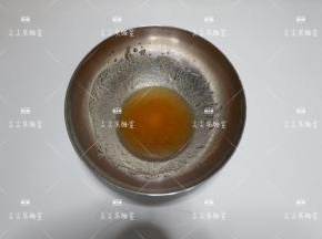 转化糖浆、玉米油、枧水，混合拌匀