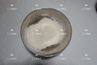 加入面粉，揉成光滑的面团