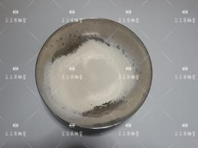 加入面粉，揉成光滑的面团