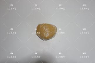 揉好的面团盖上保鲜膜静置2个小时在使用