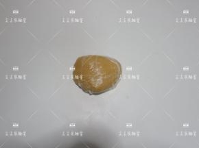 揉好的面团盖上保鲜膜静置2个小时在使用