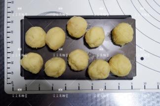 将奶黄馅分成30-35克每个，然后搓圆放入冷冻或者冷藏备用。