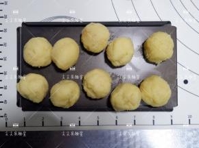 将奶黄馅分成30-35克每个，然后搓圆放入冷冻或者冷藏备用。