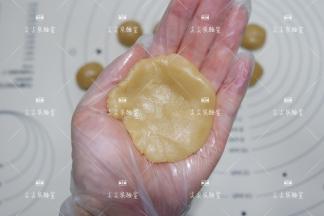 取一个面团压扁