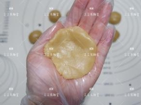 取一个面团压扁