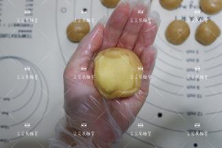 将馅料取出放上去