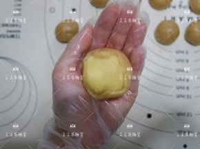 将馅料取出放上去