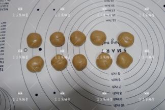 静置好的饼皮，均分成10个小面团滚圆