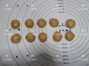 静置好的饼皮，均分成10个小面团滚圆
