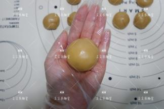用虎口慢慢网上推，至饼皮完全包裹住馅料，包好滚圆