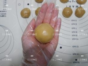 用虎口慢慢网上推，至饼皮完全包裹住馅料，包好滚圆