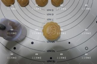 用月饼模具压出形状，50克的模具