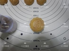 用月饼模具压出形状，50克的模具