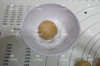 放入生粉中，滚粘一点干粉，多余的粉末要拍掉