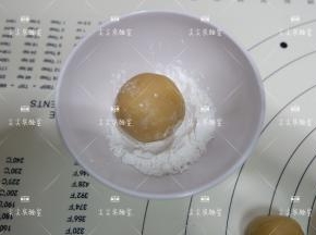 放入生粉中，滚粘一点干粉，多余的粉末要拍掉