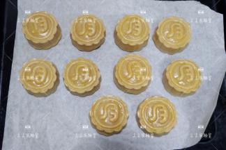 烤好的月饼取出（烤箱继续保持烘烤模式，不要关闭）薄薄的刷一层蛋黄水