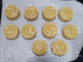 烤好的月饼取出（烤箱继续保持烘烤模式，不要关闭）薄薄的刷一层蛋黄水