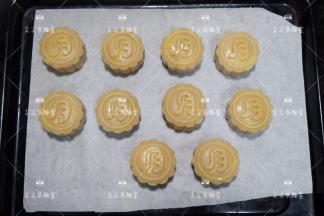 依次做好放入烤盘，表面喷少许清水，放入预热好的烤箱，上下火200度，先烘烤5分钟