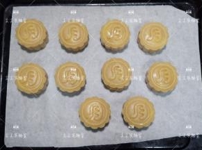 依次做好放入烤盘，表面喷少许清水，放入预热好的烤箱，上下火200度，先烘烤5分钟