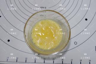 一个蛋黄+15ml调成蛋黄水备用。