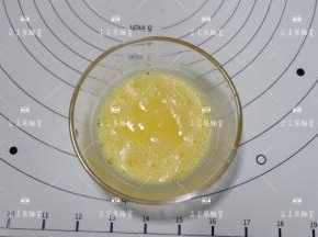 一个蛋黄+15ml调成蛋黄水备用。
