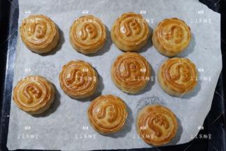 继续放回烤箱，烘烤15分钟左右即可。观察上色情况，满意即可出炉。