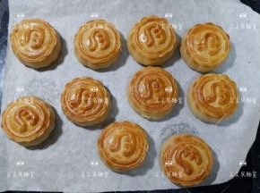 继续放回烤箱，烘烤15分钟左右即可。观察上色情况，满意即可出炉。
