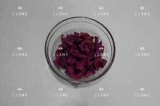 紫薯去皮洗净，切成小块