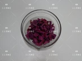 紫薯去皮洗净，切成小块