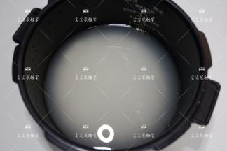 大米淘洗干净，加入适量清水，根据自己喜欢的浓稠度加水