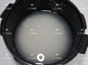 大米淘洗干净，加入适量清水，根据自己喜欢的浓稠度加水