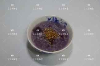 做好的粥装入碗中，撒适量桂花吃前拌匀即可，喜欢甜的可以加点糖调味。
