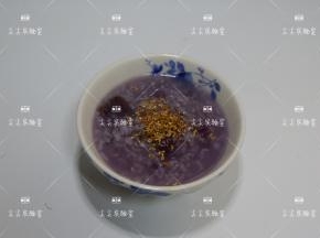 做好的粥装入碗中，撒适量桂花吃前拌匀即可，喜欢甜的可以加点糖调味。