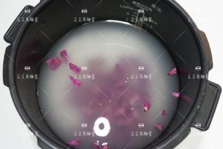 将切好的紫薯放进去，按照常规煮粥模式将粥做好即可