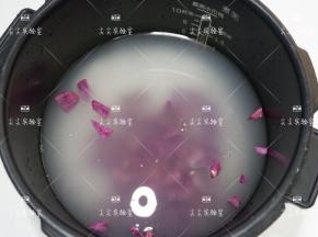 将切好的紫薯放进去，按照常规煮粥模式将粥做好即可