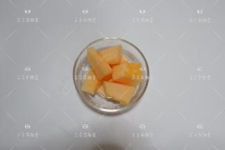 哈密瓜去皮去籽切成小块