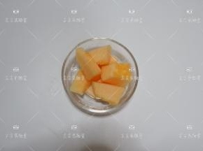 哈密瓜去皮去籽切成小块