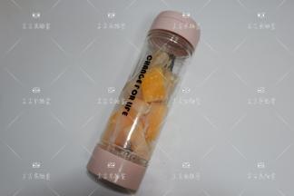 将香蕉，牛奶，哈密瓜全部放入料理杯