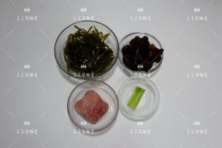 准备食材：木耳和海带提前泡发好，瘦肉和大葱备好