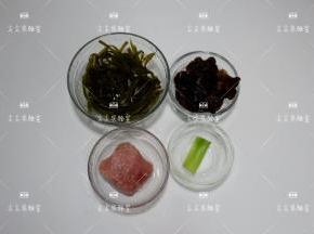 准备食材：木耳和海带提前泡发好，瘦肉和大葱备好