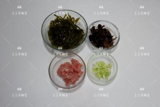 处理食材：泡发的海带洗净，木耳切成宽丝，瘦肉切丝，葱切葱花