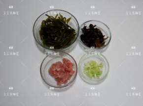 处理食材：泡发的海带洗净，木耳切成宽丝，瘦肉切丝，葱切葱花