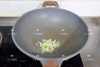 起锅热油，加入葱花炒出香味