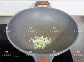 起锅热油，加入葱花炒出香味