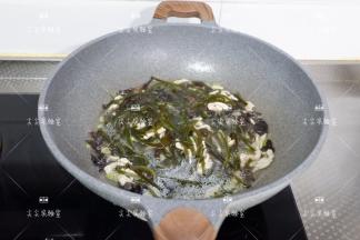 煮好加少许盐和鸡精调味拌匀即可